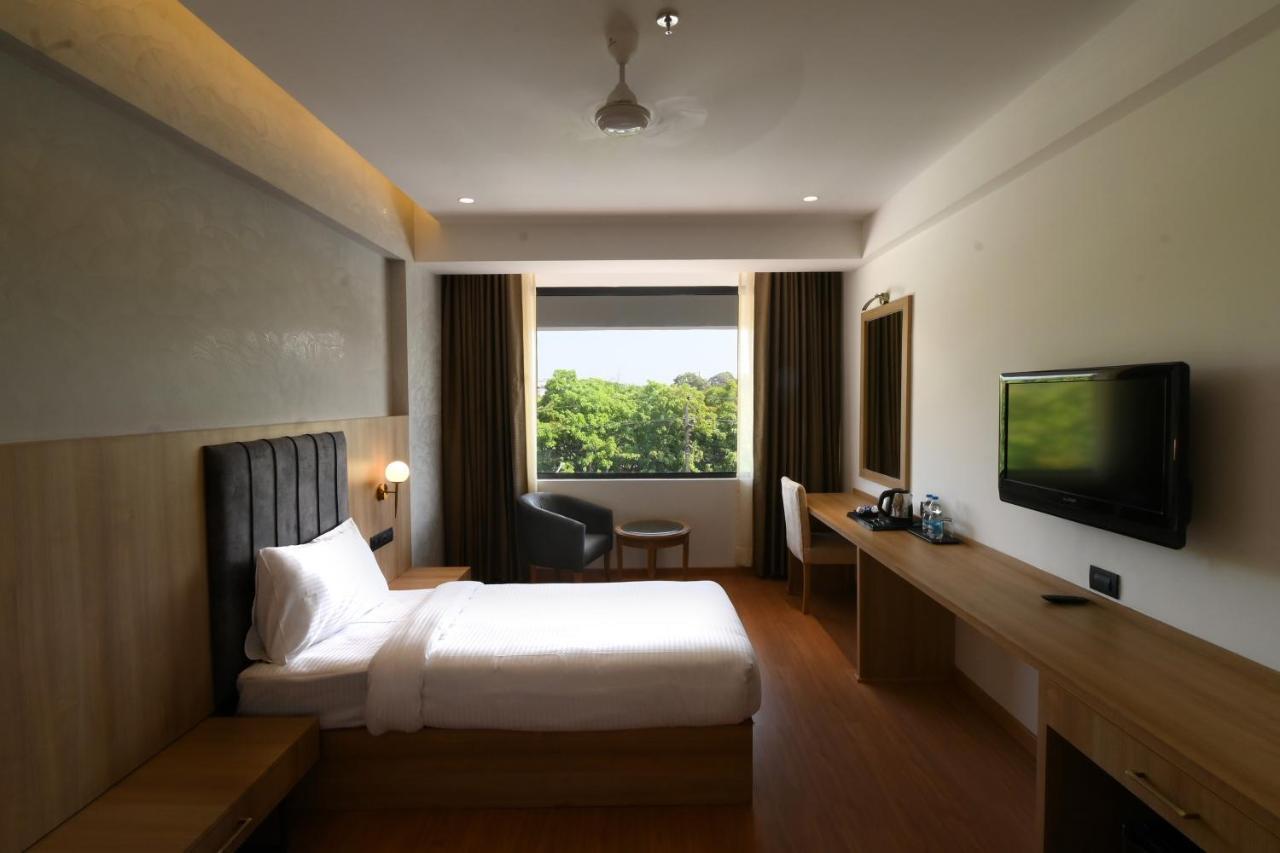 Hotel Klg Altoria Chandīgarh Dış mekan fotoğraf
